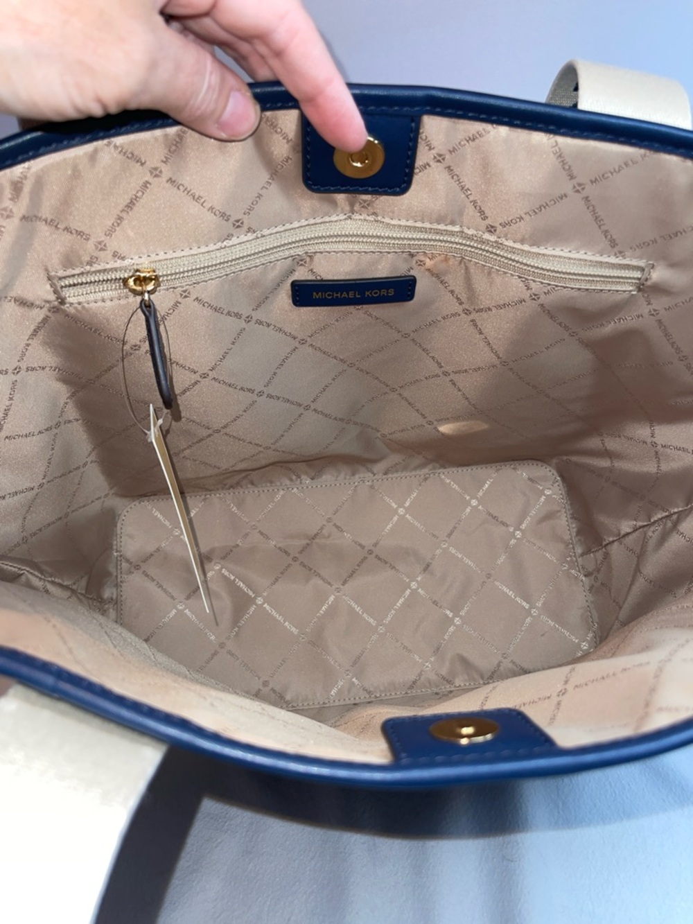 MICHAEL KORS MAEVE LARGE LOGO TOTE BAG - Picture 8 of 10
